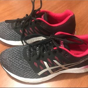ASICS women’s running shoe size 8.5